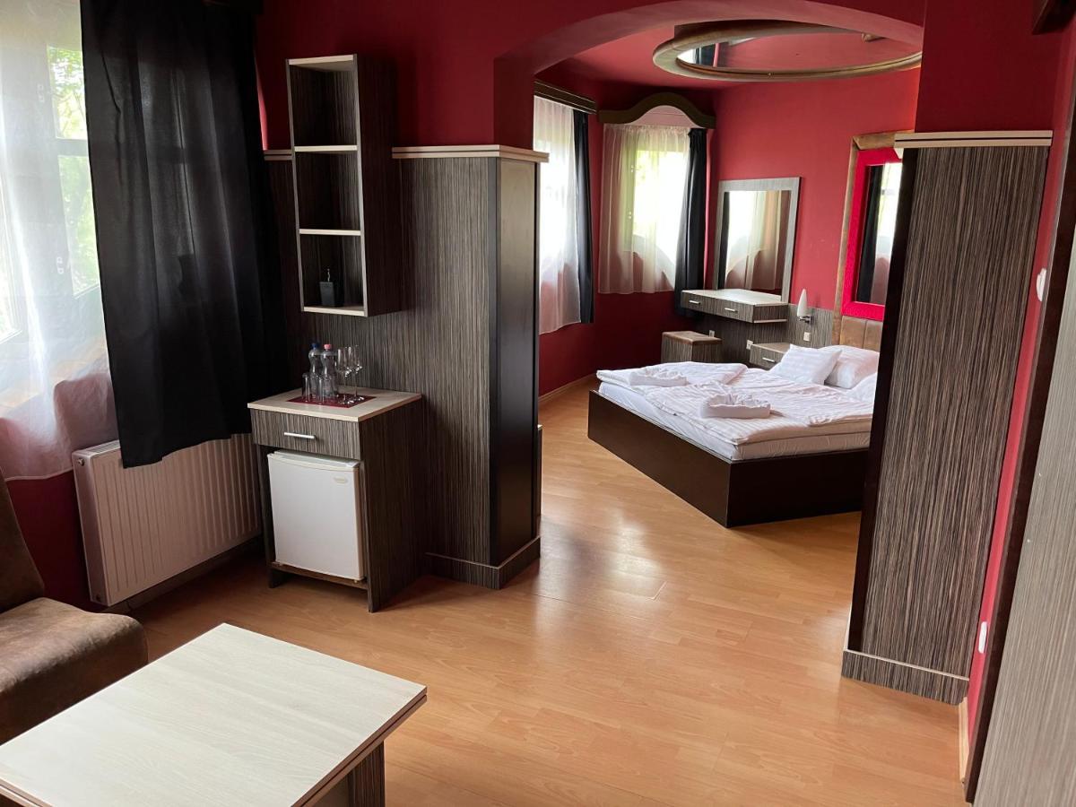 Hotel Corvin Gyula Exteriör bild