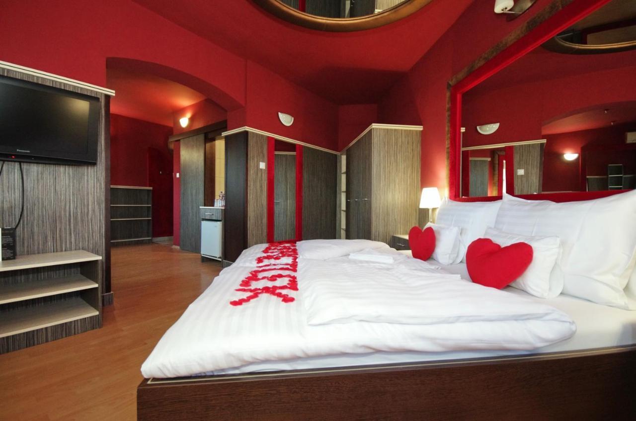 Hotel Corvin Gyula Exteriör bild