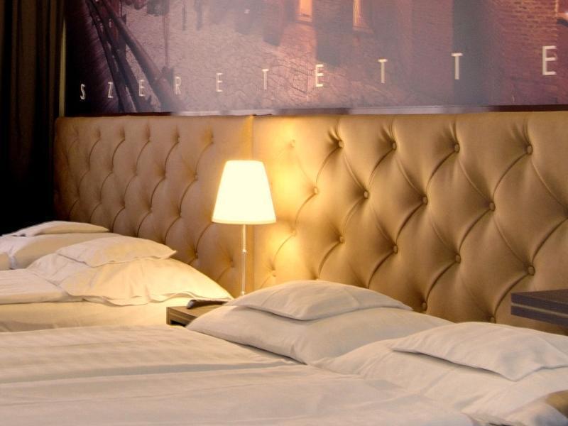 Hotel Corvin Gyula Exteriör bild